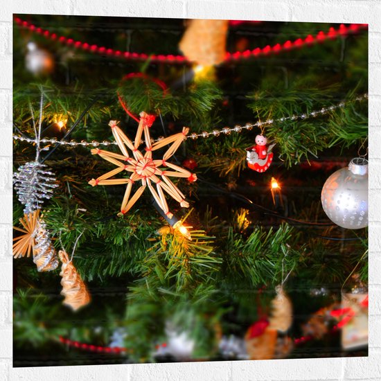 Muursticker - Verschillende Ornamenten en Kerstballen in Kerstboom - 80x80 cm Foto op Muursticker