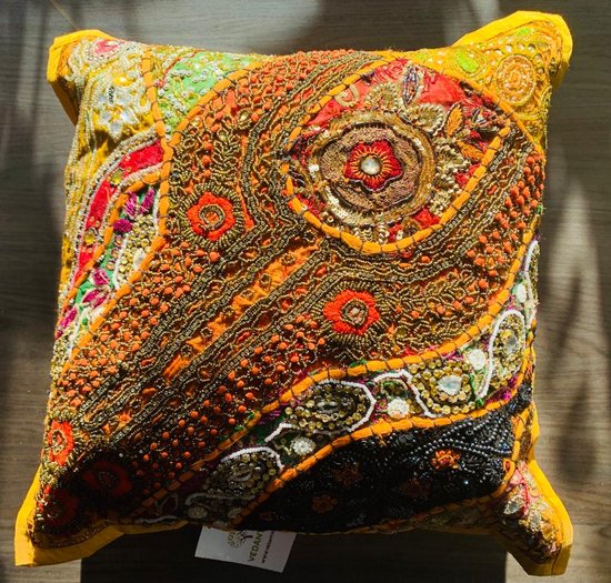 Kussenhoesjes/Cushion covers - 2 stuks - etnisch Indiaas borduurwerk/embroidery