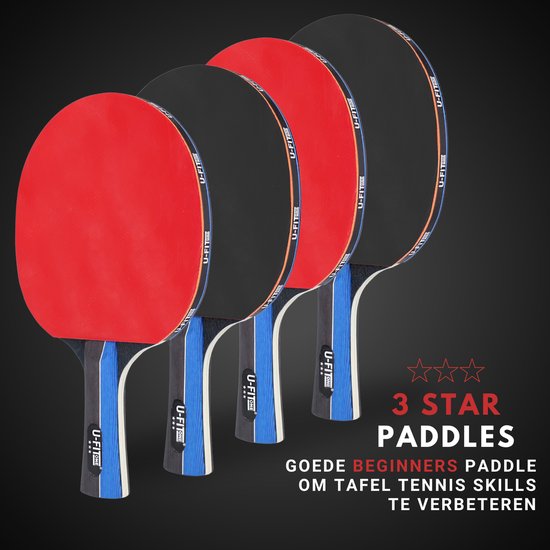 Vier tafeltennisbatjes, twee met rode bovenkant, twee met zwarte bovenkant, met blauwe en grijze handgrepen.