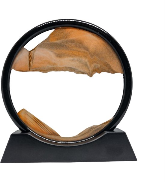 Art de sable avec cadre noir rond, sable orange et brun formant des montagnes.