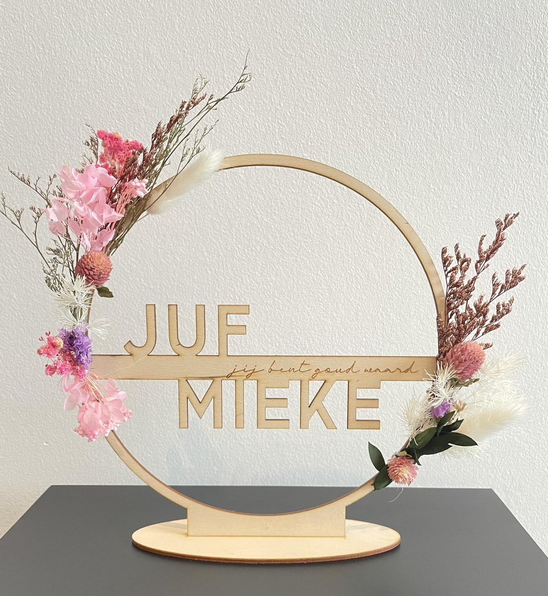 Flowerhoop gepersonaliseerd 23cm - JUF MEESTER cadeau - naamcirkel - DIY - geschenk - einde schooljaar droogbloemenkrans met naam