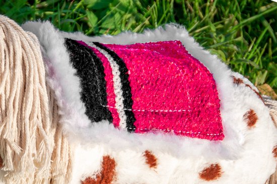 Roze zadeldekje met witte en zwarte randen, en een witte fleece rand, op een paardje.