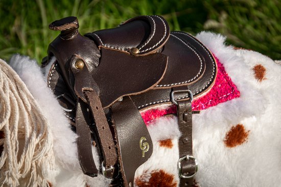 Bruin lederen westernzadel met witte stiksels en gespen, op een roze en witte zadelonderlegger.