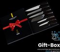 Een open geschenkdoos met zeven messen met damascus print en donkere, houten handgrepen.