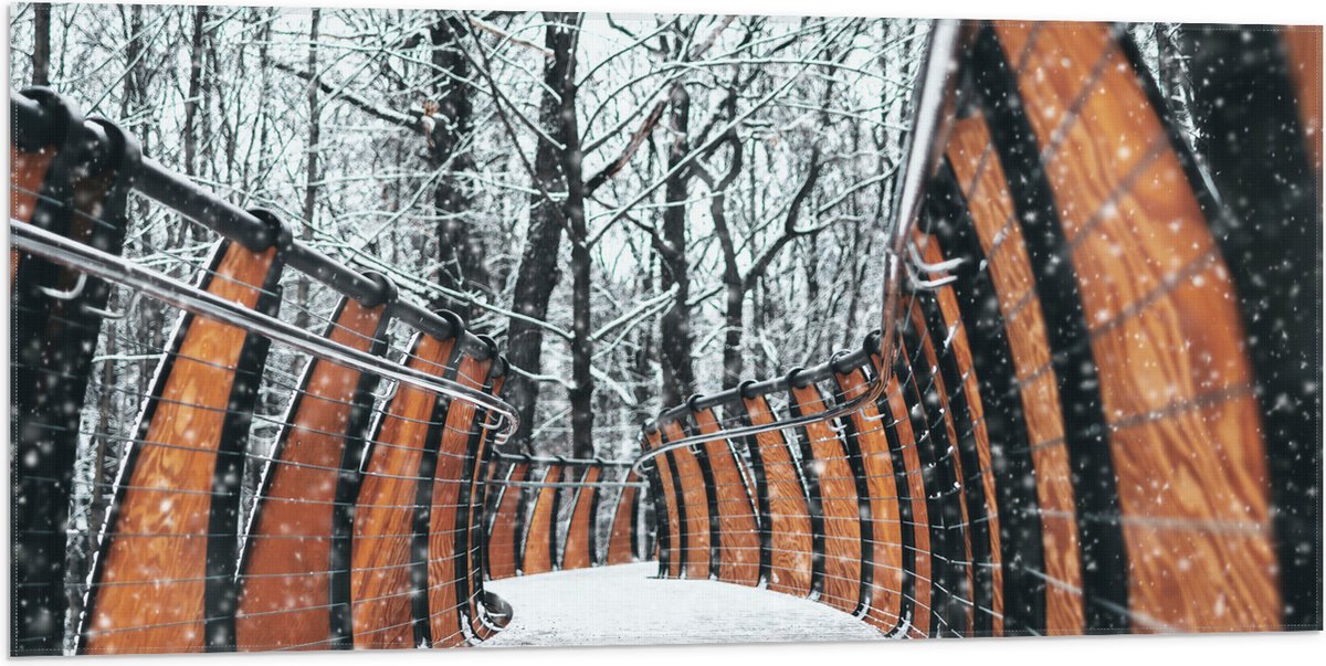 Vlag - Hekwerk in Ondergesneeuwd Bos - 100x50 cm Foto op Polyester Vlag
