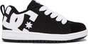 Zwarte DC Shoes sneaker met witte logo's op de zijkant en een witte zool.