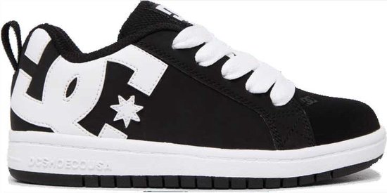 Zwarte DC Shoes sneaker met witte logo's op de zijkant en een witte zool.