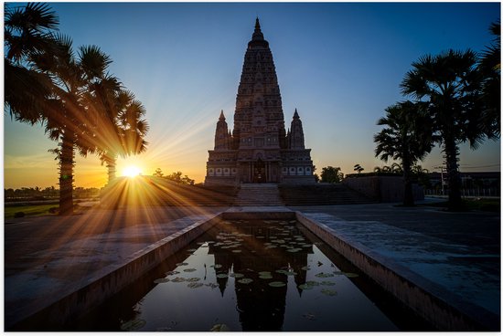 Poster Glanzend – Ondergaande Zon Verdwijnend achter Wat Panyanantarm Tempel in Thailand - 120x80 cm Foto op Posterpapier met Glanzende Afwerking