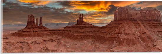 Acrylglas - Puntige Rotsbergen in Woestijn Landschap - 60x20 cm Foto op Acrylglas (Wanddecoratie op Acrylaat)