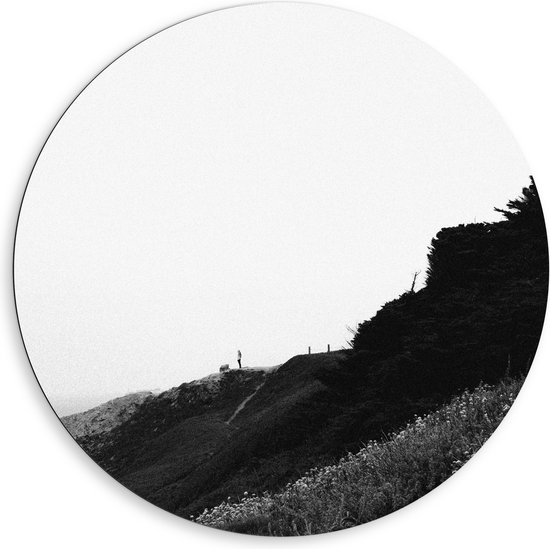 WallClassics - Dibond Muurcirkel - Persoon op Heuvels in Landschap (Zwart- wit) - 80x80 cm Foto op Aluminium Muurcirkel (met ophangsysteem)