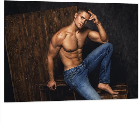 Dibond - Poserende Gespierde Man in Jeans op Houten Kisten - 100x75 cm Foto op Aluminium (Wanddecoratie van metaal)