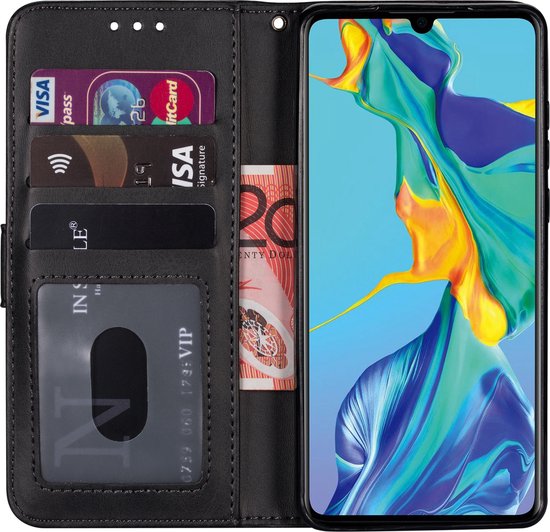 Étui de téléphone noir avec rabat ouvert, téléphone, porte-cartes et argent.