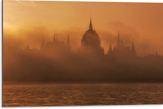 Dibond - Foto van Hongaars Parlementsgebouw aan het Water met Mist Ervoor - 75x50 cm Foto op Aluminium (Met Ophangsysteem)