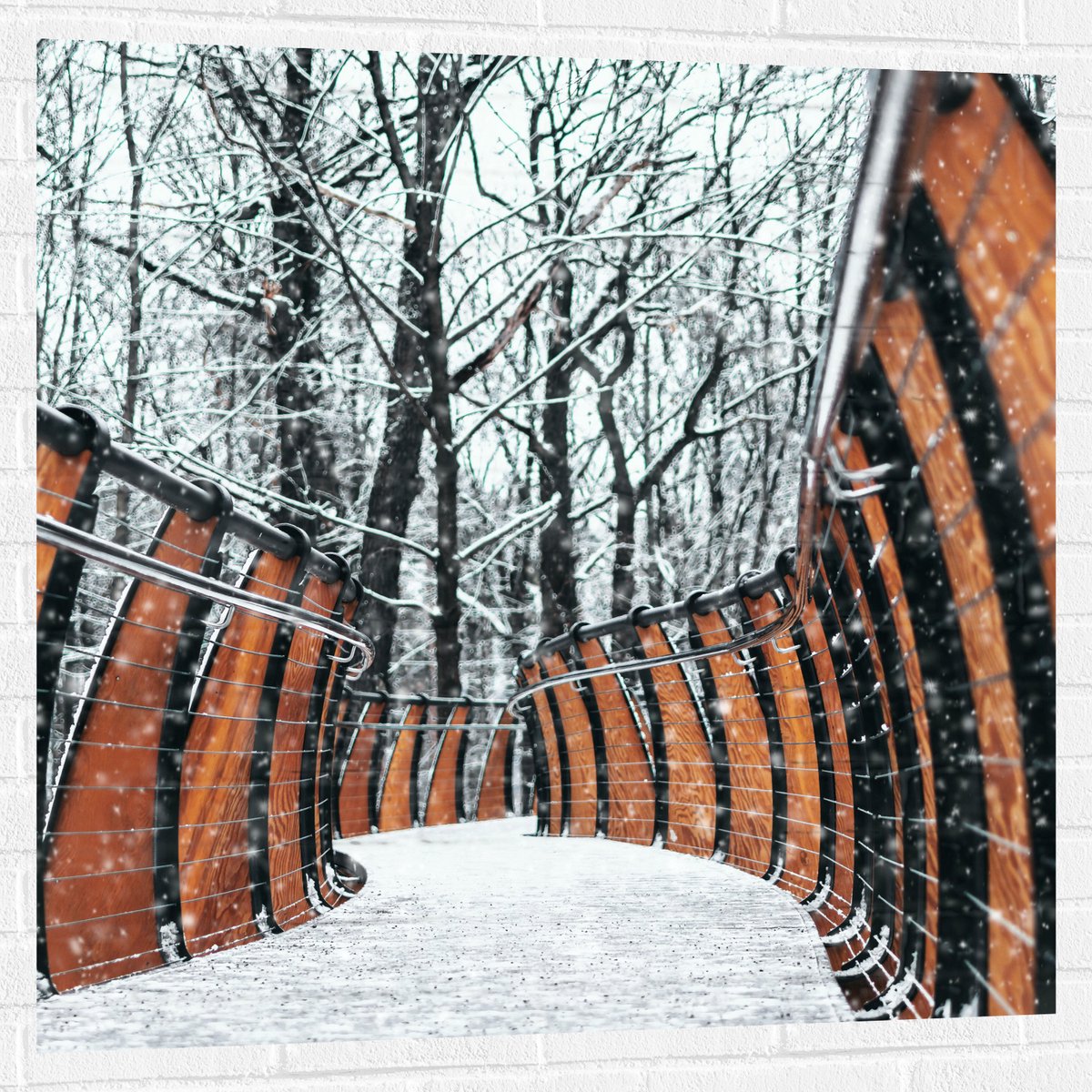 Muursticker - Hekwerk in Ondergesneeuwd Bos - 100x100 cm Foto op Muursticker