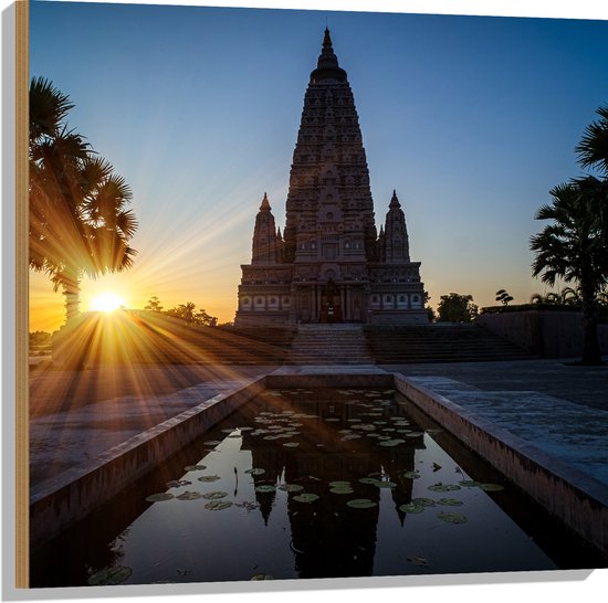 Hout - Ondergaande Zon Verdwijnend achter Wat Panyanantarm Tempel in Thailand - 80x80 cm - 9 mm dik - Foto op Hout (Met Ophangsysteem)