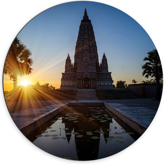 Dibond Muurcirkel - Ondergaande Zon Verdwijnend achter Wat Panyanantarm Tempel in Thailand - 70x70 cm Foto op Aluminium Muurcirkel (met ophangsysteem)