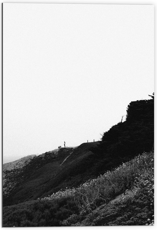 WallClassics - Dibond - Persoon op Heuvels in Landschap (Zwart- wit) - 70x105 cm Foto op Aluminium (Wanddecoratie van metaal)