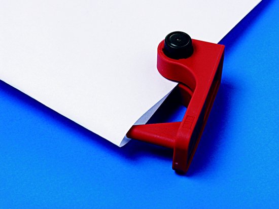Blauwe perforator in gebruik op een wit vel papier op een blauwe ondergrond.