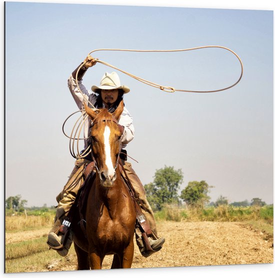 Dibond - Rijdende Cowboy met Lasso - 100x100 cm Foto op Aluminium (Wanddecoratie van metaal)