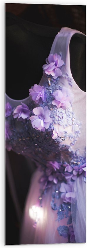Acrylglas - Witte Bruidsjurk met Paarse Bloemen Details op Paspop - 30x90 cm Foto op Acrylglas (Wanddecoratie op Acrylaat)