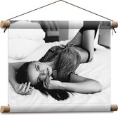 Textielposter - Poserende mooie Vrouw (Zwart- wit) - 40x30 cm Foto op Textiel