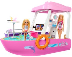 foto van Barbie Droomboot - Speelset met barbie meubels en glijbaan