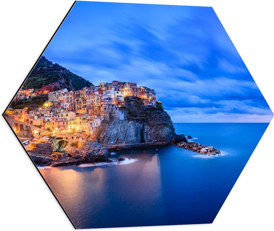 Dibond Hexagon - Verlicht Dorpje op Berg aan de Kust van Ligurische Zee, Italië - 60x52.2 cm Foto op Hexagon (Met Ophangsysteem)