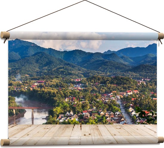 Textielposter - Uitzicht over Dorpje aan de Rand van Berg in Laos - 60x40 cm Foto op Textiel