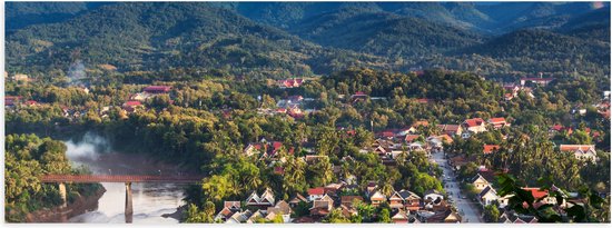 Poster Glanzend – Uitzicht over Dorpje aan de Rand van Berg in Laos - 60x20 cm Foto op Posterpapier met Glanzende Afwerking