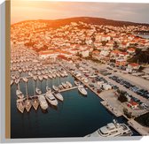 Hout - Uitzicht op een Haven in Kroatië tijdens de Avondzon - 50x50 cm - 9 mm dik - Foto op Hout (Met Ophangsysteem)