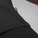 Detail van de zoom van een zwart T-shirt met PUMA label.