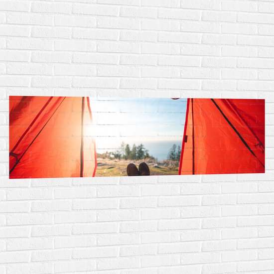 Muursticker - Uitzicht op Oceaan vanuit Rode Tent op Berg - 150x50 cm Foto op Muursticker