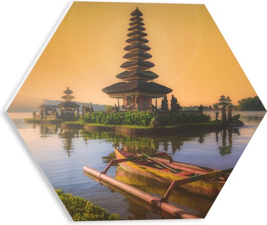 PVC Schuimplaat Hexagon - Smalle Hoge Pura Ulun Danu Bratan Tempel omringd door Water in Indonesië - 30x26.1 cm Foto op Hexagon (Met Ophangsysteem)