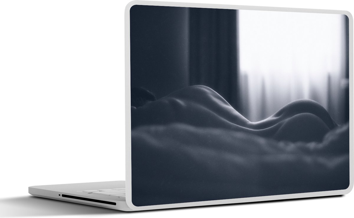 Laptop sticker - 15.6 inch - Portret - Vrouw - Bed - Zwart wit - 36x27,5cm - Laptopstickers - Laptop skin - Cover