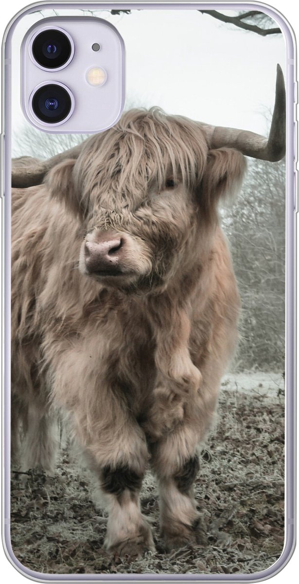 Telefoonhoesje Geschikt voor iPhone 11 hoesje - Schotse Hooglander - Bos - Mist - Koe - Dieren - Natuur - Siliconen Telefoonhoesje Telefoonhoesje