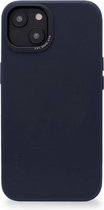 DECODED Leren Back Cover - iPhone 14 en 13 - Hoogwaardig Europees Leer - Hoesje met Metalen Knoppen - Magnetische Technologie van Apple - Donker Blauw