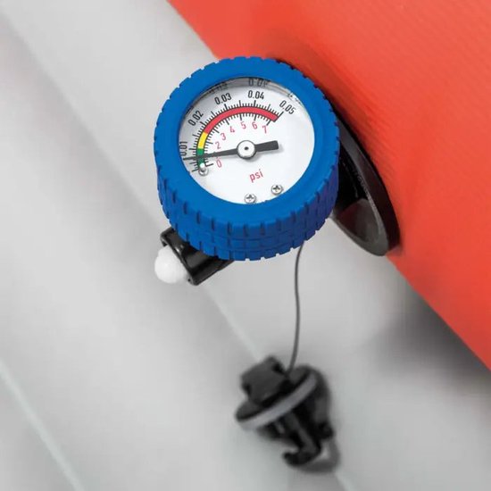 Manometer met blauwe rand, bevestigd aan de rode opblaasbare buis van een kajak.