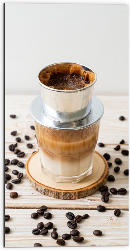 Dibond - Traditionele Koffiefilter omringd door Koffiebonen - 50x100 cm Foto op Aluminium (Met Ophangsysteem)