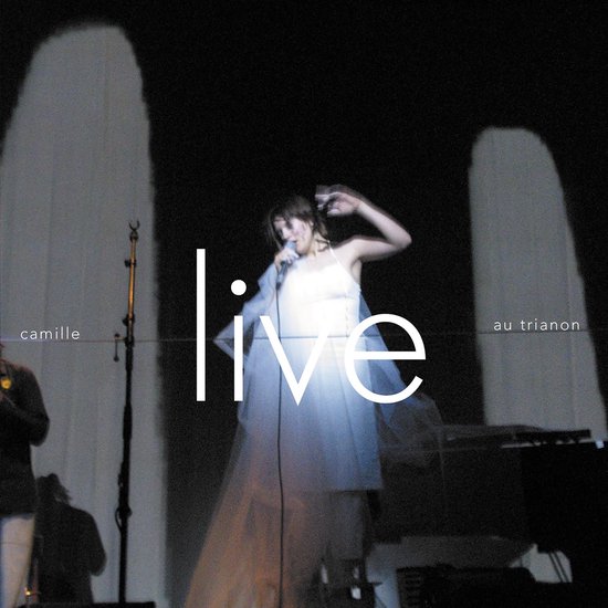 Zangeres Camille in een witte jurk op een podium voor het concert Live au Trianon.