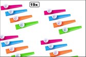 19x Muziek instrument Kazoo assortie kleuren - Muziek fluit fun geluid