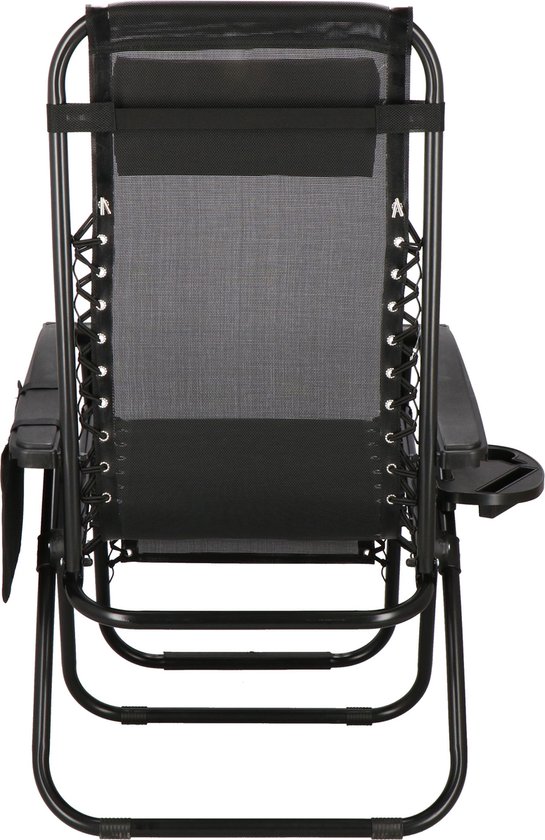 Achterkant van de zwarte relaxstoel, staand. De stoel is van gaasstof met een zwart metalen frame.
