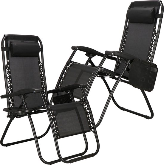 Twee zwarte opvouwbare ligstoelen, de ene rechtop en de andere in liggende positie.