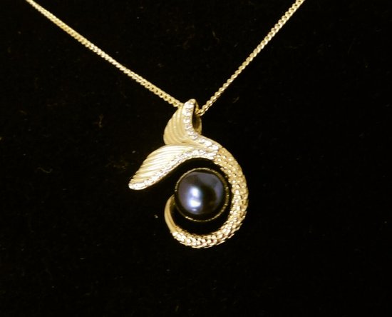 Hetty'S - Pendentif en argent plaqué or d'une queue de sirène - avec Perle noire et Zirconia's - collier