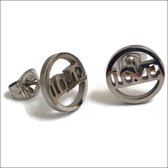 Zweerknopjes-oorbellen-rond met love-zilverkleurig-staal-10mm