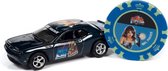 2010 Dodge Challenger "Clue" + Exclusive Poker Chip 1/64 Johnny Lightning Pop Culture  {Modelauto - Schaalmodel - Model auto - Miniatuur auto}