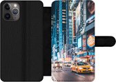 Bookcase Geschikt voor iPhone 11 Pro Max telefoonhoesje - New York in de nacht - Met vakjes - Wallet case met magneetsluiting
