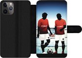 Bookcase Geschikt voor iPhone 11 Pro telefoonhoesje - Een illustratie van twee voetballers in een stadion - Jongens - Meiden - Kids - Met vakjes - Wallet case met magneetsluiting