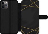 Bookcase Geschikt voor iPhone 11 Pro Max telefoonhoesje - Geometrisch patroon van gouden lijnen op een zwarte achtergrond - Met vakjes - Wallet case met magneetsluiting