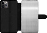 Bookcase Geschikt voor iPhone 11 Pro Max telefoonhoesje - Metaal print - Zilver - Grijs - Met vakjes - Wallet case met magneetsluiting