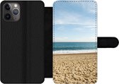 Telefoonhoesje Geschikt voor iPhone 11 Pro telefoonhoesje - Strand - Zand - Zee - Met vakjes - Wallet case met magneetsluiting